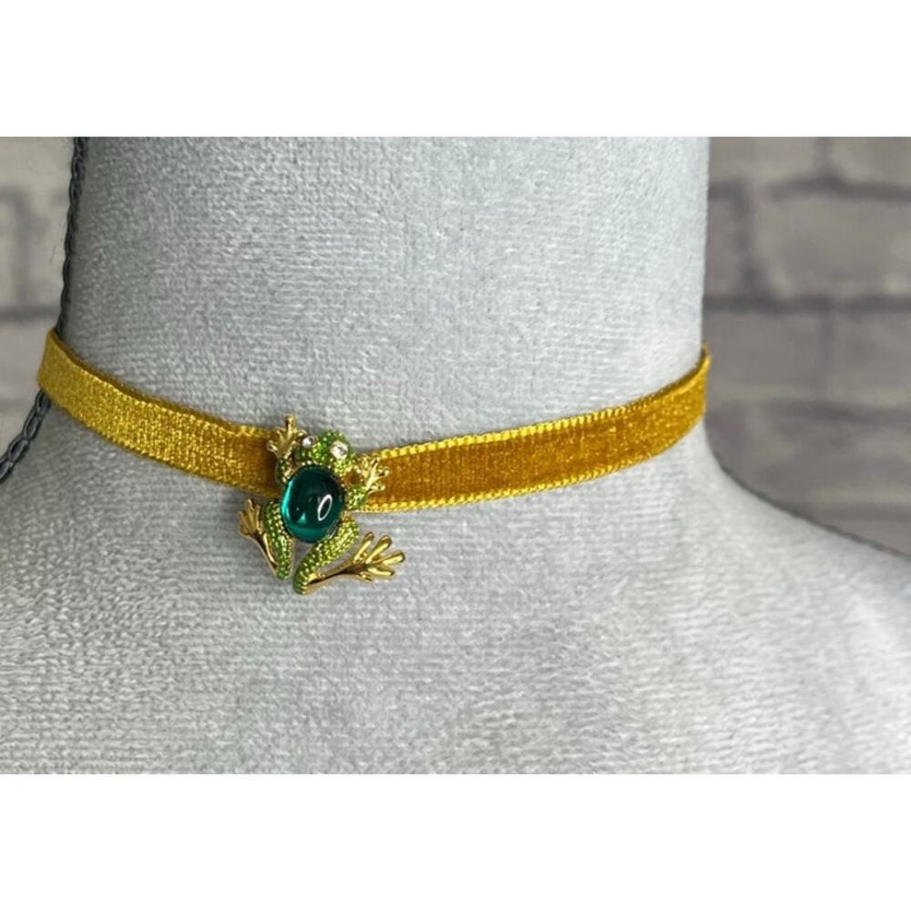 Handmade Velvet Choker with Vintage Style Frog Brooch - Picture 8 of 11